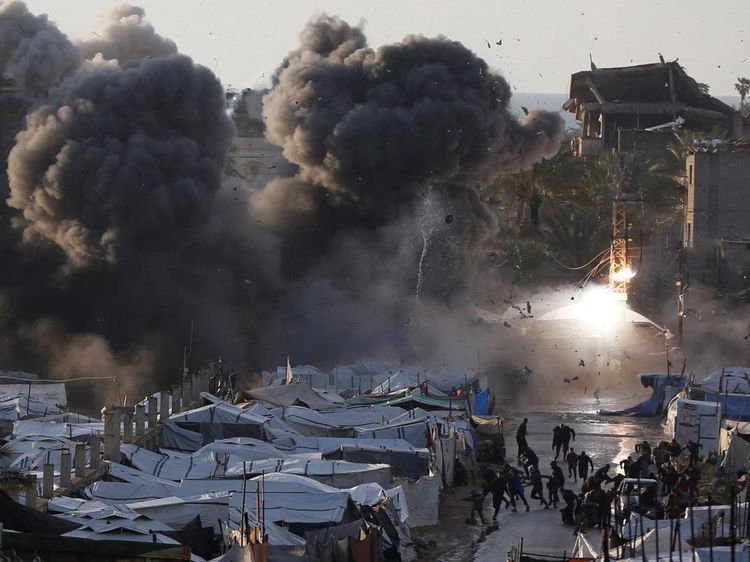 Serangan Israel Hantam Kamp Pengungsi Gaza, Asap Pekat Membubung