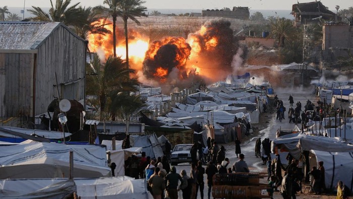Smoke rises following an Israeli strike near a tent camp sheltering displaced Palestinians in Deir al-Balah, central Gaza Strip, March 25, 2026. The Israeli military ordered camp to evacuate before the strike, according to residents. REUTERS/Stringer