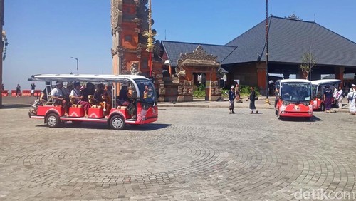 Shuttle bus yang digunakan oleh pemedek khususnya ibu hamil, anak-anak, lansia, difabel dan sulinggih dari Manik Mas menuju Padma Buana, Besakih, Rabu (25/3/2026). (I Wayan Selamat Juniasa)