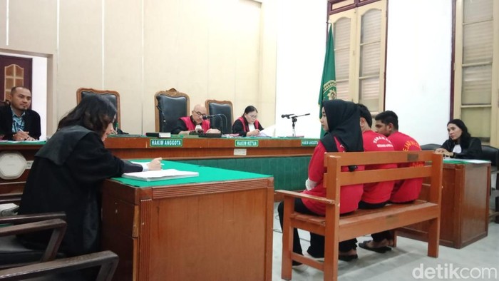 Tiga terdakwa saat menjalani sidang dakwaan di Pengadilan Negeri (PN) Medan