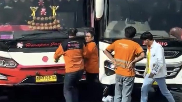 Sopir bus dan krunya adu jotos usai bus yang dikendarai bersenggolan di Kediri.