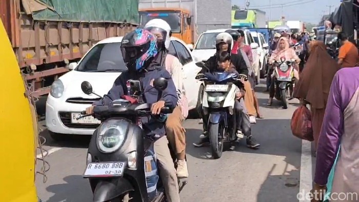 Suasana arus balik lebaran 2026 di Pantura, Cirebon
