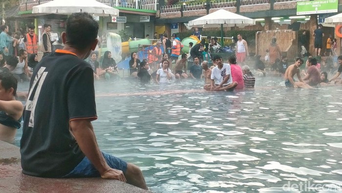Suasana kolam air hangat Darajat Pass