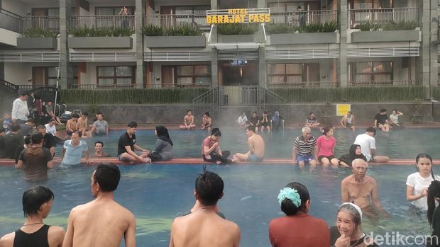 Suasana kolam air hangat Darajat Pass Suasana kolam air hangat Darajat Pass