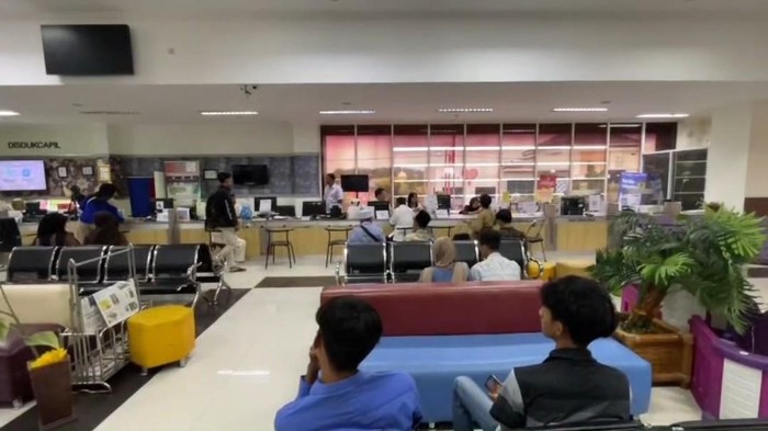 Suasana Mall Pelayanan Publik Lamongan yang masih ramai