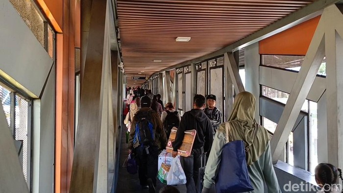 Suasana pemudik pejalan kaki di Pelabuhan Bakauheni