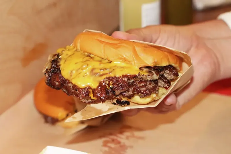 Terciduk Daging Mentah Ada di Lantai, Restoran Burger Ini Dikecam!