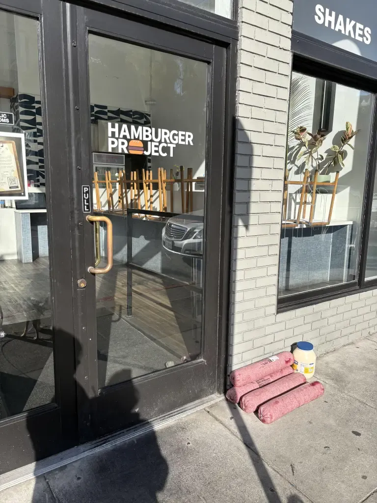 Terciduk Daging Mentah Ada di Lantai, Restoran Burger Ini Dikecam!