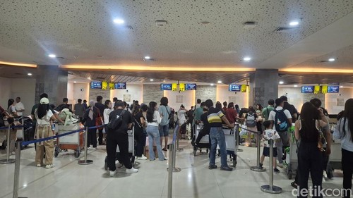 Penumpang di terminal domestik Bandara Internasional Ngurah Rai pada Kamis, (26/3/2026). (Fabiola Dianira)
