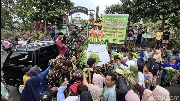 Tradisi Syawalan Serunya warga berebut gunungan hasil bumi dalam kirab merayakan Syawalan di Desa/Kecamatan Boja, Kendal, Kamis (26/3/2026).