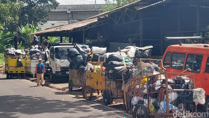 tumpukan sampah di TPS Cibeber Cimahi sebelum dibersihkan