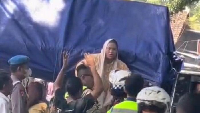 Video viral wisatawan melanggar arahan petugas saat rekayasa lalu lintas. (dok.tangkapan layar medsos)