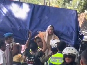 Rombongan Wisatawan di Anyer Protes Jalan Ditutup, Sempat Coba Terobos Jalur