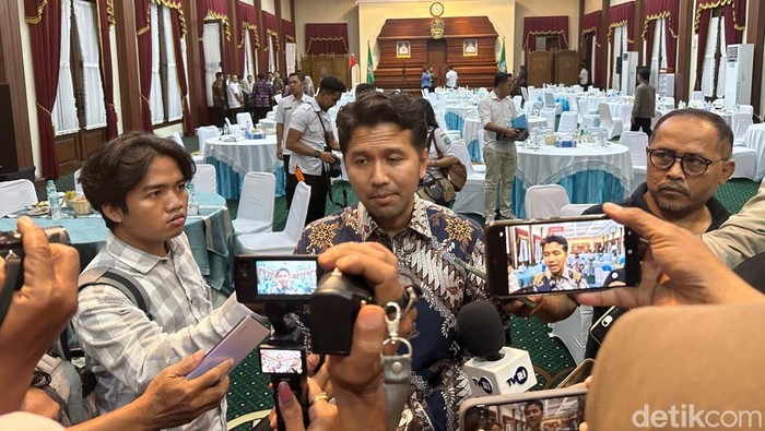Wagub Jatim Emil Elestianto Dardak saat memberikan wanti-wanti tak ada yang bermain harga elpiji 3 kg.