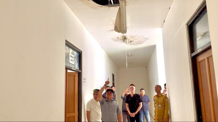 Wagub Kaltara Ingkong Ala saat meninjau rumah sakit di perbatasan RI-Malaysia di Malinau.