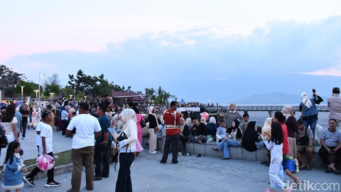 Pengunjung padati Waterfron City Pangururan, Kabupaten Samosir