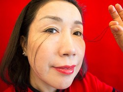 Pecahkan Rekor Dunia! Bulu Mata Wanita Ini Tumbuh Sampai ke Pipi