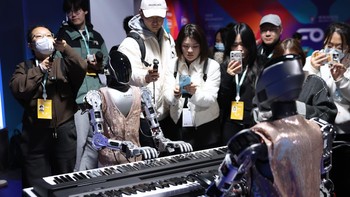 Pertunjukan tersebut menampilkan kemampuan teknologi kecerdasan buatan (AI) dan robotika yang semakin berkembang. Robot humanoid terlihat mampu bergerak lincah mengikuti irama musik hingga berinteraksi dengan pengunjung. Foto: China News Service via Getty Ima/China News Service