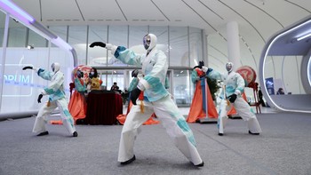 Robot-robot menari di Zhongguancun International Innovation Center, yang menjadi lokasi Konferensi Tahunan Zhongguancun Forum (ZGC Forum) 2026, di Beijing, China. Foto: China News Service via Getty Ima/China News Service