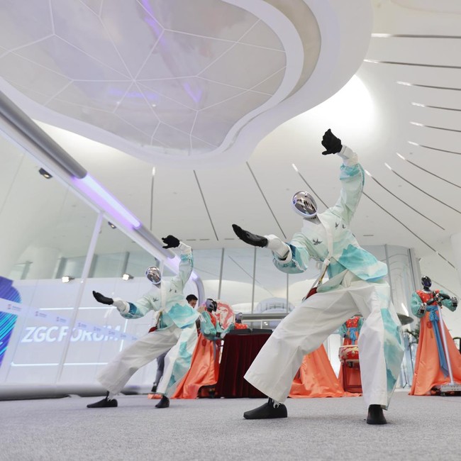 Robot Menari di Forum Teknologi China, Tampilkan Kecanggihan AI