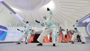 Dalam forum tersebut, beragam teknologi mutakhir turut dipamerkan, mulai dari robot layanan, sistem berbasis AI, hingga inovasi digital lainnya yang mendukung pengembangan industri masa depan. Foto: VCG via Getty Images/VCG