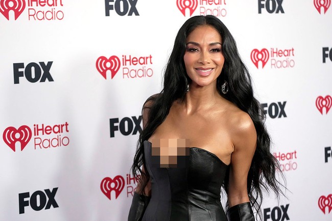 Nicole Scherzinger jadi sorotan saat menghadiri acara iHeartRadio Music Awards 2026. Bukan hanya gaya busananya, Nicole juga diperbincangkan karena kemiripannya dengan Kim Kardashian. Foto: FilmMagic/Jeff Kravitz