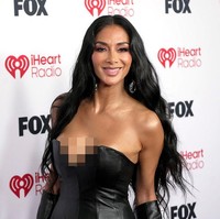 Nicole Scherzinger jadi sorotan saat menghadiri acara iHeartRadio Music Awards 2026. Bukan hanya gaya busananya, Nicole juga diperbincangkan karena kemiripannya dengan Kim Kardashian. Foto: FilmMagic/Jeff Kravitz