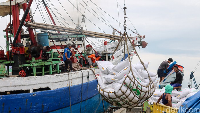 Aktivitas buruh bongkar muat kembali berlangsung di Pelabuhan Sunda Kelapa, Jakarta, Jumat (27/3/2026), setelah operasional sempat terhenti selama libur Lebaran sejak 19 Maret lalu. Sejumlah kapal mulai bersandar untuk melakukan distribusi barang ke berbagai daerah.