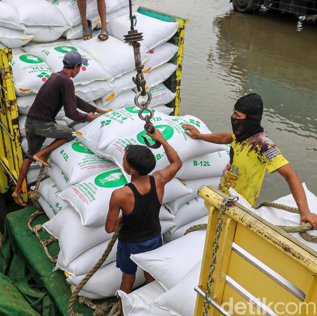 Usai Lebaran, Aktivitas Bongkar Muat Sunda Kelapa Mulai Bergerak