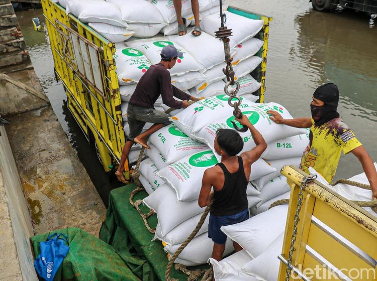 Usai Lebaran, Aktivitas Bongkar Muat Sunda Kelapa Mulai Bergerak