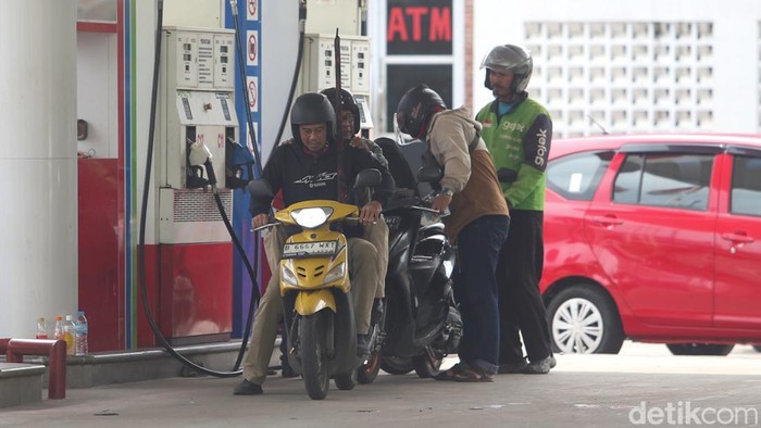 Warga mengisi bahan bakar minyak di salah satu SPBU, Jumat (27/3/2026). Belum tampak antrean mengular atau kondisi panic buying imbas perang Iran vs AS di tiga SPBU terpisah.