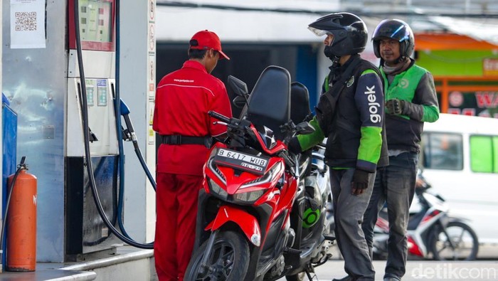 Warga mengisi bahan bakar minyak di salah satu SPBU, Jumat (27/3/2026). Belum tampak antrean mengular atau kondisi panic buying imbas perang Iran vs AS di tiga SPBU terpisah.