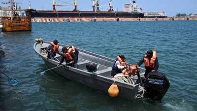 Aksi Angkatan Laut Meksiko Bersihkan Pantai Tercemar Minyak