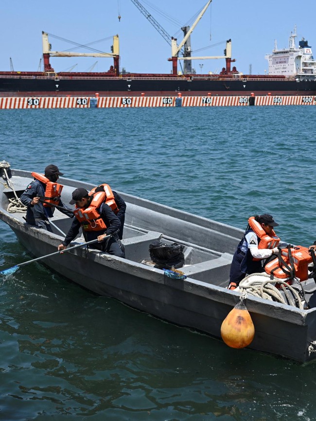 Aksi Angkatan Laut Meksiko Bersihkan Pantai Tercemar Minyak