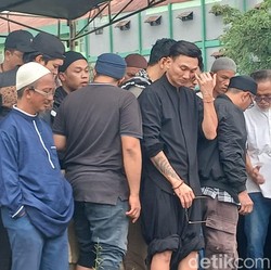 Anji Antarkan Sang Ibunda ke Peristirahatan Terakhir