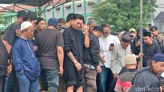 Suasana Haru di Pemakaman Ibunda Anji