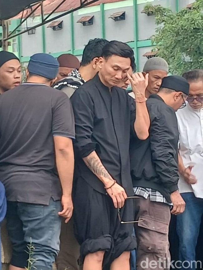 Suasana Haru di Pemakaman Ibunda Anji