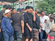 Suasana Haru di Pemakaman Ibunda Anji