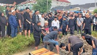 Suasana haru menyelimuti pemakaman tersebut. Foto: febri/detikhot