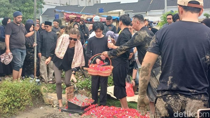 Pemakaman Ibunda Anji