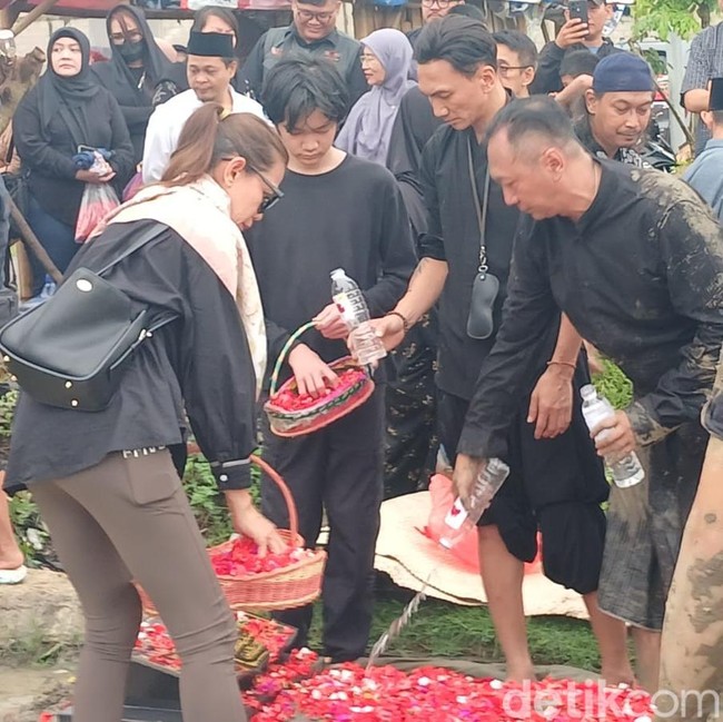 Momen Wina Natalia Ikut Tabur Bunga di Makam Ibunda Anji