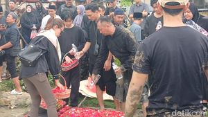 Momen Wina Natalia Ikut Tabur Bunga di Makam Ibunda Anji