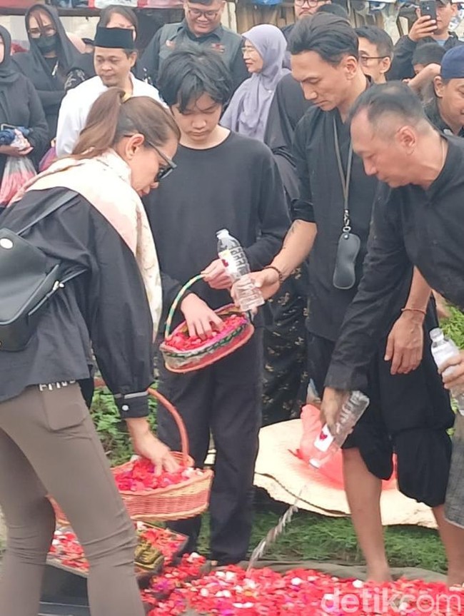 Momen Wina Natalia Ikut Tabur Bunga di Makam Ibunda Anji