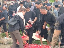 Momen Wina Natalia Ikut Tabur Bunga di Makam Ibunda Anji