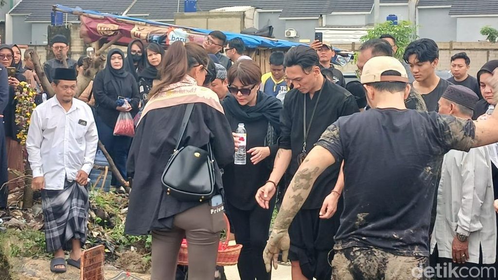 Kedekatan Ibu Anji dengan Sheila Marcia dan Wina Natalia