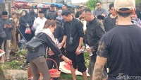 Siti Sundari dimakamkan di TPU Mangun Jaya, Bekasi, Jumat (27/3/2026). Foto: Febryantino/detikcom