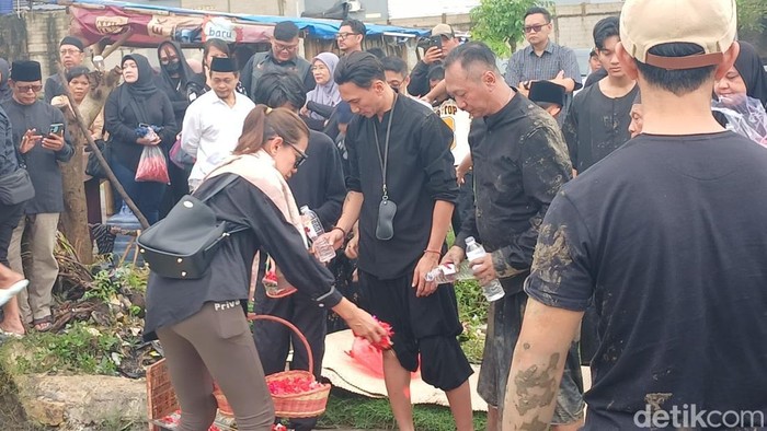 Pemakaman Ibunda Anji