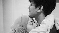 Momen haru ketika Ansellma memeluk Dinis Alvaro saat merasakan kontraksi jelang melahirkan. Foto: Instagram @ansellmaputri Fotografer: @storyourbirth