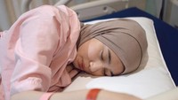 Alhamdulillah masyaallah, ini akan selamanya menjadi salah satu perasaan yang tak bisa terlukiskan di dunia. Sepanjang waktu aku mengejan lalu berbaring di sana, menarik napas, menikmati momen yang telah lama kutunggu untuknya, tulis Ansellma dalam unggahannya dilihat pada Minggu (29/3/2026). Foto: Instagram @ansellmaputri Fotografer: @storyourbirth