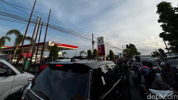 Antrean BBM di SPBU Bulukumba